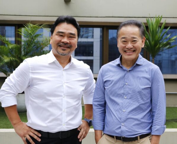 Celso Sato (à esq.), CEO da empresa, e Fernando Takano, vice-presidente e CFO
